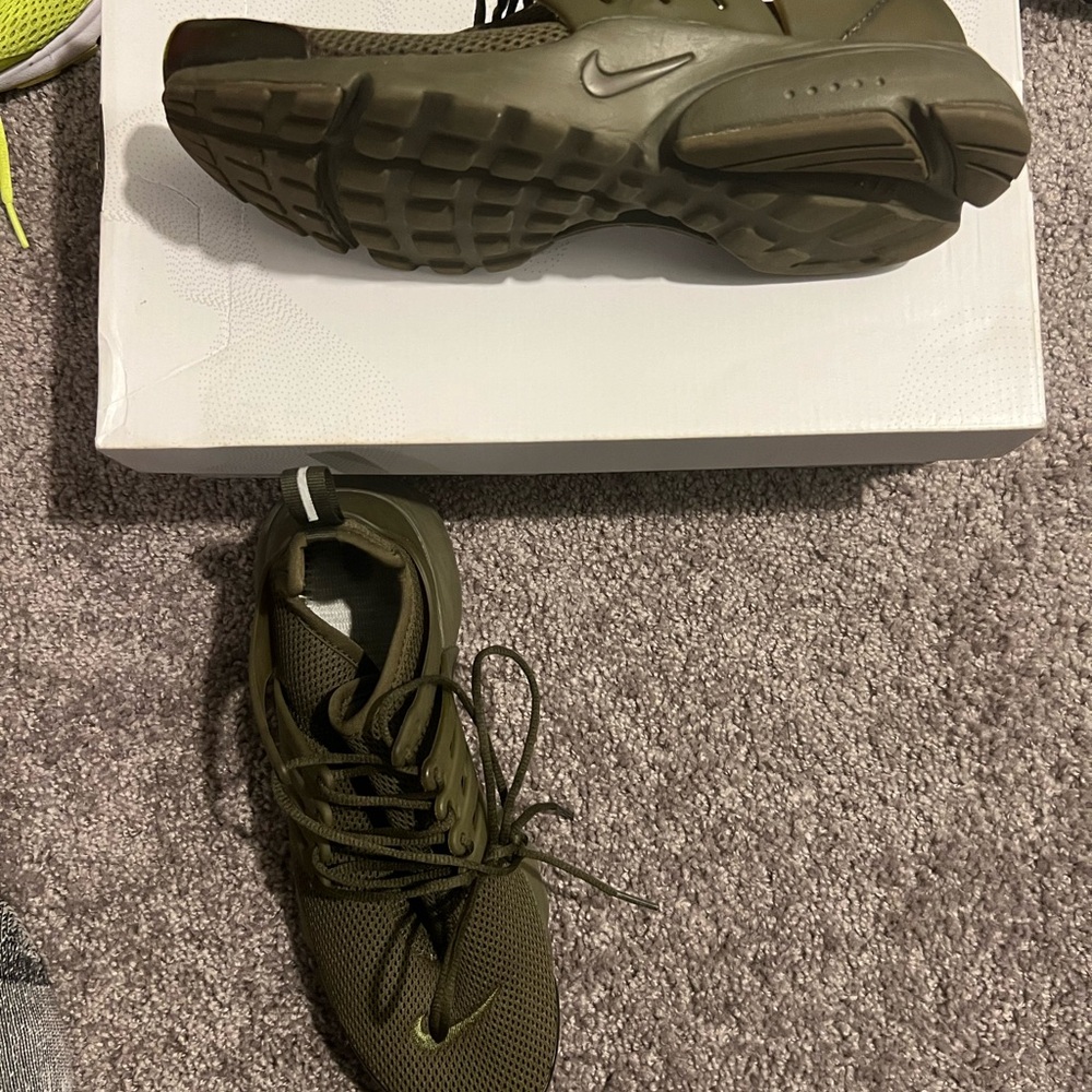 Nike Olive Green Sneakers - Picture 2 of 3